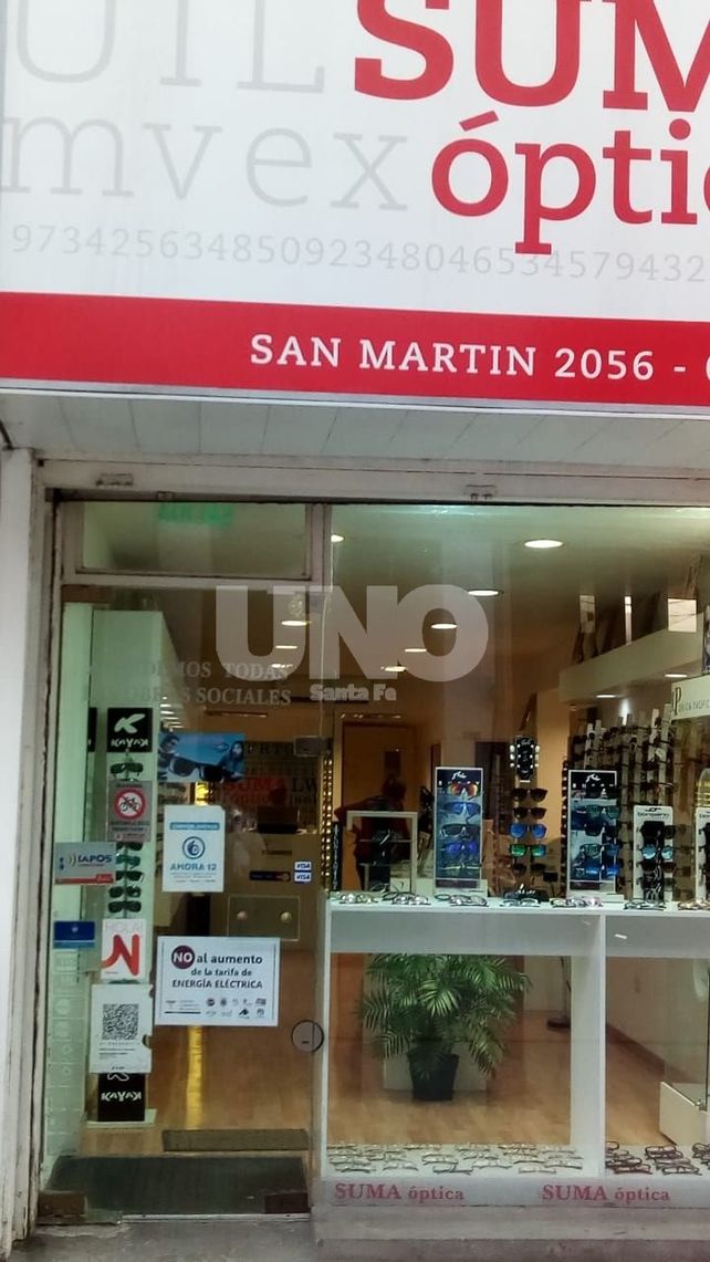 Con carteles en las vidrieras, los comercios santafesinos se quejan de las tarifas eléctricas