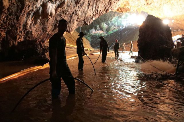 Ayer los militares tailandeses intentaban tender una tubería de aire que llegue hasta el fondo de la cueva
