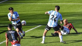 Junior Arias saca el remate que pegó en la mano de Lucas Villalba. Espinoza no dudó y cobró penal.