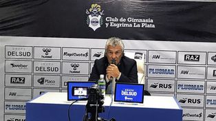 Néstor Gorosito felicitó a sus jugadores por ganarle a Unión y atendió al juez Espinoza.