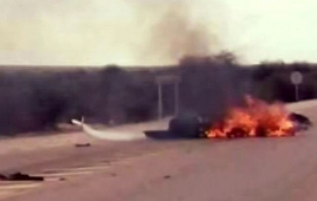 Tragedia en La Rioja. El autogiro se estrelló y arde luego de caer ayer a las 17 cerca del pueblo Los Molinos.