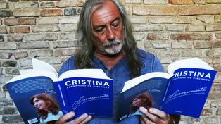 El Tomi, artista rosarino, acaba de publicar El balcón ilustrado, un libro donde se apropia del balcón de Cristina para comentar la realidad política argentina