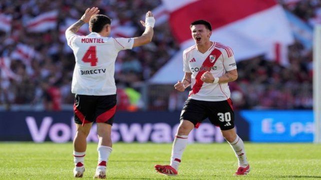Gonzalo Montiel celebra con Franco Mastantuono tras el golazo de tiro libre. Cachete jugó solo el primer tiempo.