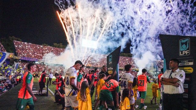 El Gigante fue una fiesta cuando el plantel de Central salió a la cancha. Luego en el minuto 22 hubo un exceso que seguramente será censurado.