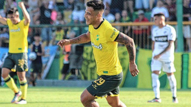 Uvita Fernández festeja el primer gol de Defensa y Justicia.
