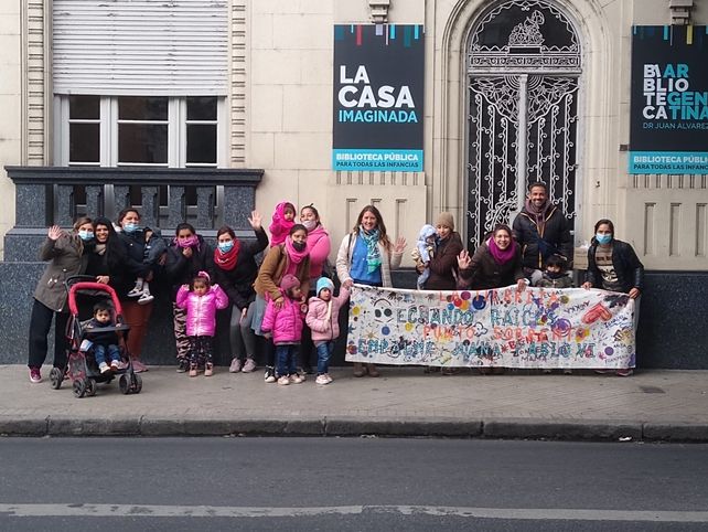 El grupo de mamás, niños, niñas y profesionales que asisten a La Tierrita, de paseo por la Casa Imaginada. 