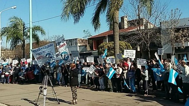 crisis. La comunidad de Acebal se movilizó frente a la sede de la Comuna para visibilizar la situación que pone en jaque la vida económica del pueblo.
