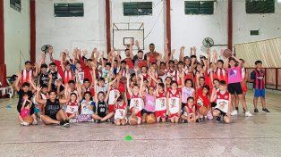 Jugadores de Rocamora, con los chicos de Bajada Grande&nbsp;