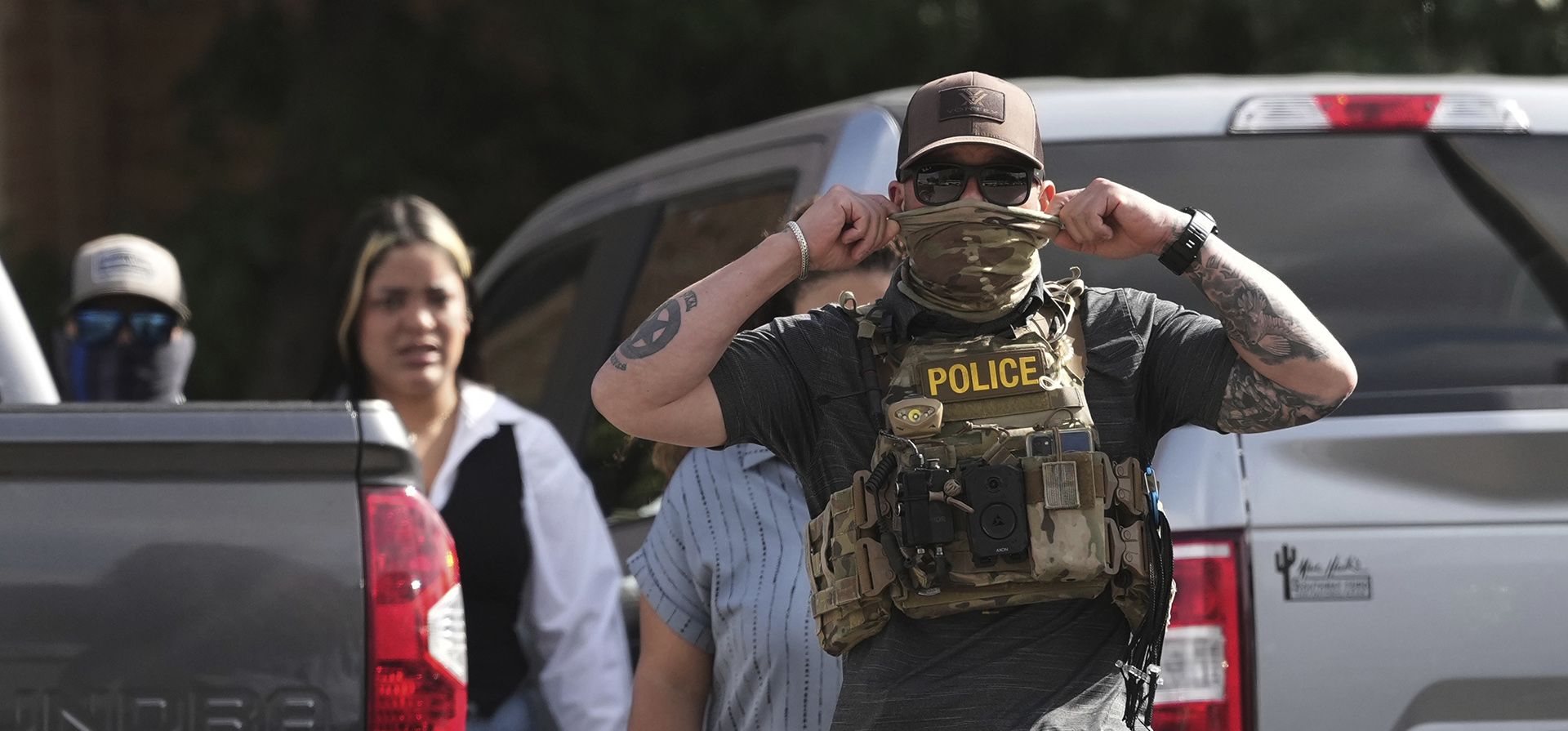 Un agente federal se cubre el rostro mientras, junto con otros agentes, escolta a dos mujeres a un autobús de transporte tras ser detenidas tras comparecer ante un tribunal de inmigración, el jueves 17 de julio de 2025 en San Antonio. (Foto AP/Eric Gay) Un agente federal se cubre el rostro mientras, junto con otros agentes, escolta a dos mujeres a un autobús de transporte tras ser detenidas tras comparecer ante un tribunal de inmigración, el jueves 17 de julio de 2025 en San Antonio. (Foto AP/Eric Gay)