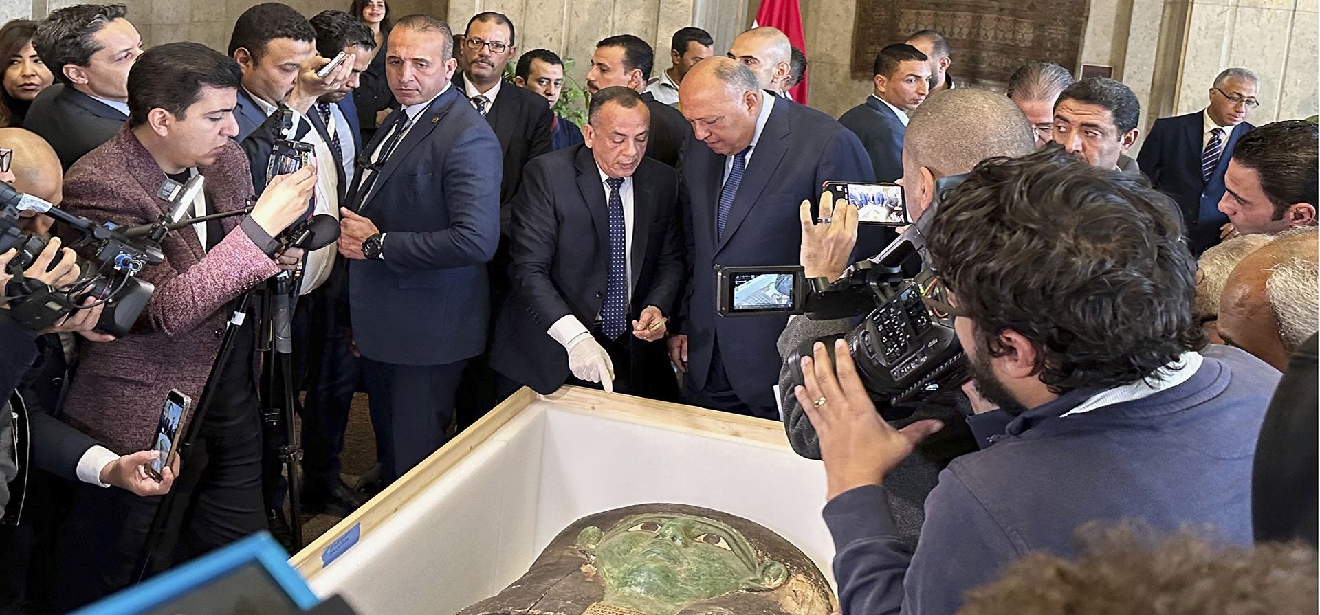 Un antiguo sarcófago de madera que se exhibió en el Museo de Ciencias Naturales de Houston fue devuelto a Egipto después de que las autoridades estadounidenses determinaron que fue saqueado hace años, dijeron funcionarios egipcios el lunes. (Foto AP/Mohamed Salah)