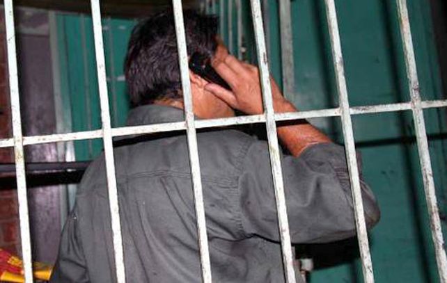La acción judicial presentada en San Nicolás para que los presos accedan a teléfono ya causó polémica.