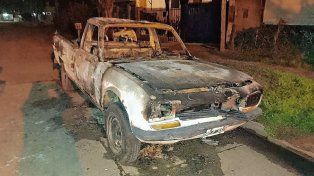 Camioneta incendiada en barrio Los Hornos.