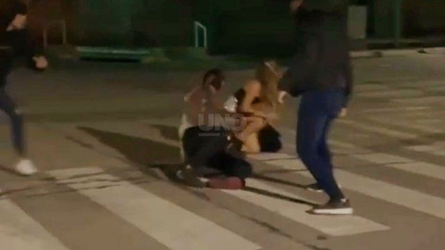 San Carlos Centro: dos jóvenes heridos en una violenta pelea que ocurrió en plena avenida San Martín