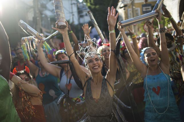 Alegría a pesar de la crisis. La comparsa Ceú na terra desfiló en el barrio carioca de Santa Teresa.