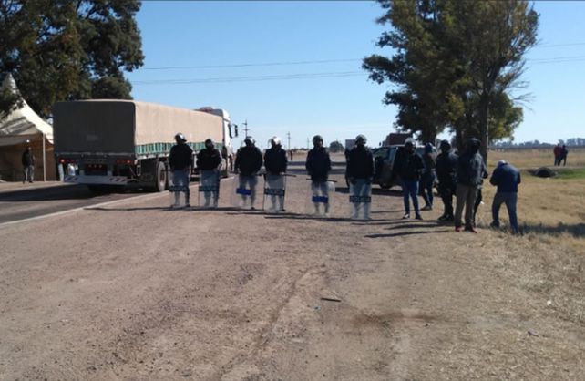 La manifestación de este domingo fue totalmente pacífica y fue controlada por personal policial de la policía santiagueña (foto gentileza&nbsp;AlbertoWindey).