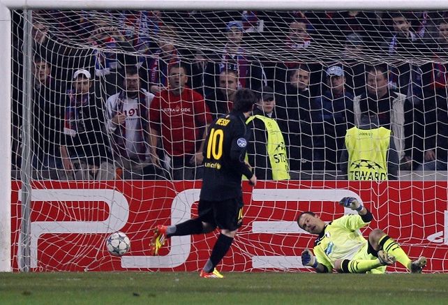 Tres goles de Messi para superar los 200