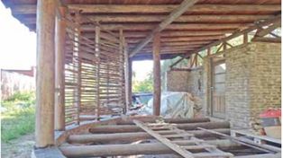 Una cooperativa ahora construye casas de adobe para el plan Procrear