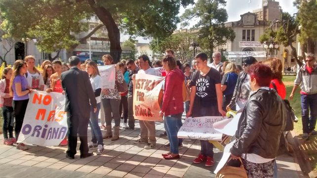 Juntan firmas para acompañar una nota en la que piden al CGE que investigue el accionar de la institución educativa