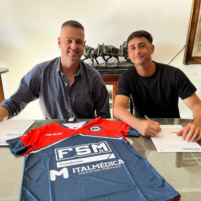 Firma y regreso. El presidente Omar Vicente y Cristián Sánchez. El mediocampista estampó la firma hasta diciembre del 2026. 