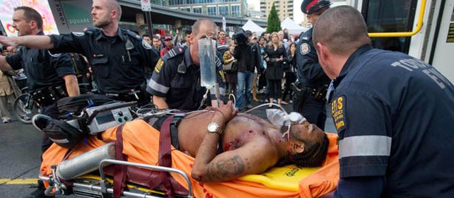 Una de las víctimas del atacante es retirada por los rescatistas del centro comercial  Eaton Centre