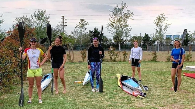 El equipo Sub 21 de la Federación Argentina de Canoas que realizó una concentración en la ciudad de Roldán.