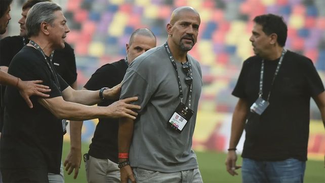El presidente del Pincha ingresó al campo de juego e insultó al juez del encuentro.