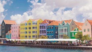 Curaçao es un lugar donde el Caribe se mezcla con alma europea y cada rincón invita a quedarse un poco más.