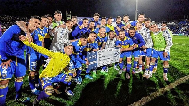 Los jugadores de Boca con el cheque y el pasaporte. Ahora van con Patronato.&nbsp;
