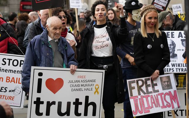 Los partidarios de ISA organizan una manifestación frente al Tribunal Superior de Londres. El gobierno de Estados Unidos tiene previsto solicitar al Tribunal Superior de Gran Bretaña que revoque la decisión para que el fundador de WikiLeaks