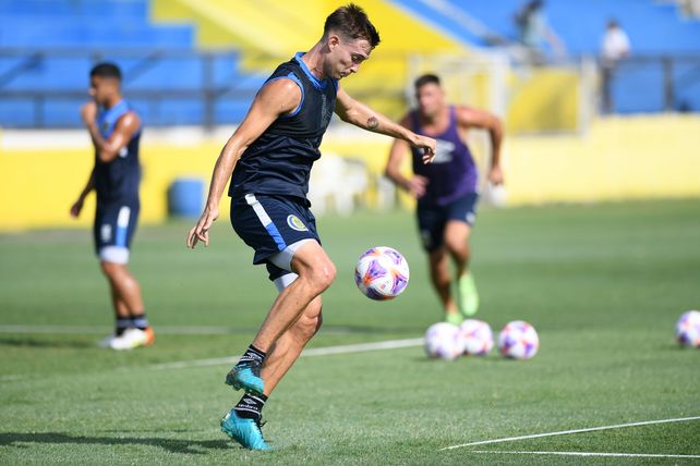 Juan Cruz Komar tiene muchas chances de jugar contra Arsenal. Puede hacerlo como central o como lateral por derecha.