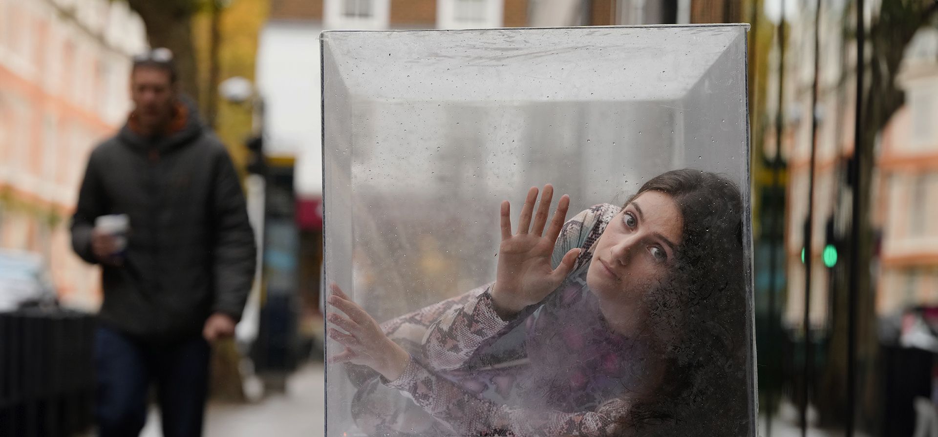 Una activista de PETA (Personas por el Trato Ético de los Animales) languidece dentro de un pequeño tanque, para obligar al Departamento de Medio Ambiente, Alimentación y Asuntos Rurales (DEFRA) a aumentar los requisitos de tamaño para los recintos de serpientes, en Londres, el viernes 10 de noviembre de 2023. (Foto AP/Kirsty Wigglesworth) Una activista de PETA (Personas por el Trato Ético de los Animales) languidece dentro de un pequeño tanque, para obligar al Departamento de Medio Ambiente, Alimentación y Asuntos Rurales (DEFRA) a aumentar los requisitos de tamaño para los recintos de serpientes, en Londres, el viernes 10 de noviembre de 2023. (Foto AP/Kirsty Wigglesworth)