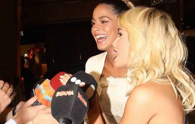 La protagonista de Violetta llegó a la gala de Gente justo cuando Lali estaba hablando con los periodistas