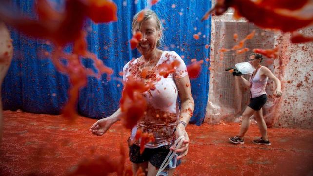 Tomatina, la batalla roja celebra su fiesta anual con un mensaje contra la homofobia