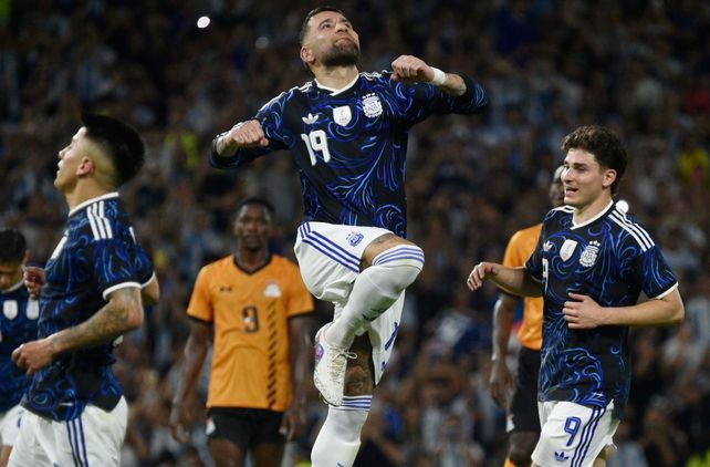 Nicolás Otamendi ya convirtió de penal, luego de que Messi le pidiera que se hiciera cargo del remate.