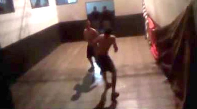Cuatro policías fueron detenidos tras ser filmados mientras promovían peleas entre presos