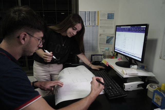 Parte del equipo de Llaneados Rosario, trabajando en la planta de la empresa.