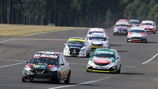 Mateo Núñez acaba de superar faltando dos giros a Tedeschi y ganará su primera carrera del TN. Detrás, Procacitto, el rosense que llegó segundo.