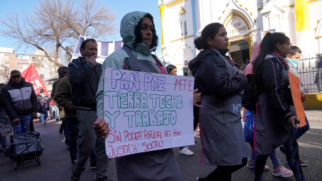 El reclamo y pedido se amplifica. Muchos militantes sociales barriales participan de la celebración y también reclaman por vivienda digna.