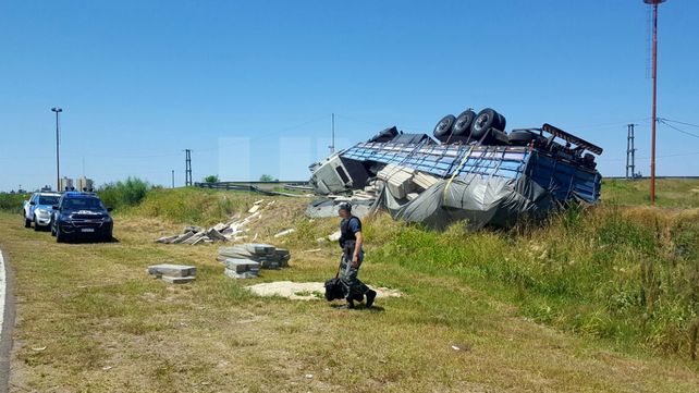 Un camionero resultó herido tras volcar en la Circunvalación Oeste