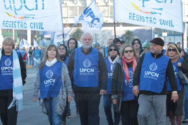 UPCN se movilizó a Casa de Gobierno en rechazo de la propuesta salarial del Gobierno