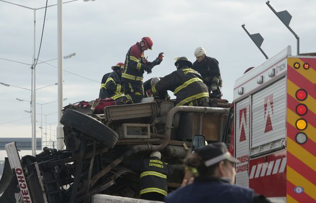 Bomberos trabajan en el rescate del camionero. El siniestro vial fue en Circunvalación y 27 de Febrero.&nbsp;