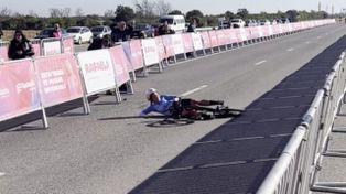 Impactante accidente en los Juegos Suramericanos: una ciclista uruguaya chocó contra una valla en Rafaela
