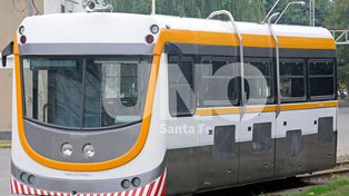 Puesta a punto: instalaron sobre las vías santafesinas el nuevo tren urbano