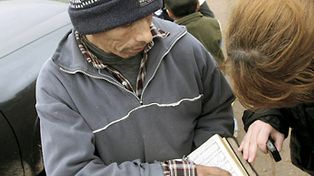Un libro desvi&oacute; una bala y le salv&oacute; la  vida por milagro a un evangelista