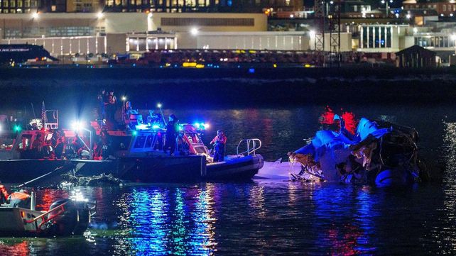 Washington.&nbsp; Los rescatistas trabajan a orillas del río Potomac.&nbsp;