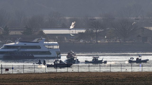 Continúa la búsqueda y rescate de los restos del avión en el río Potomac en Washington.