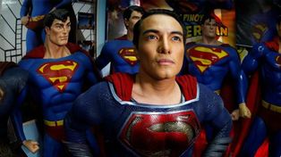 Un fanático filipino se sometió a casi cien cirugías para parecerse a su ídolo Superman
