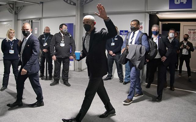 El expresidente de Estados Unidos, Barack Obama, saluda al salir después de asistir a un evento durante la Cumbre del Clima de la ONU COP26 en Glasgow, Escocia, el lunes 8 de noviembre de 2021.
