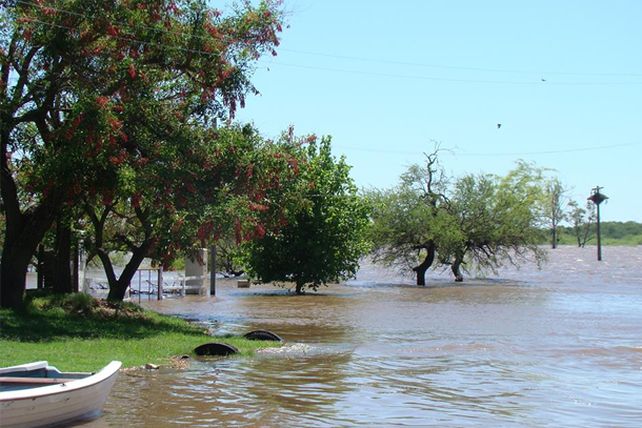 Por las lluvias, el Salado desbordó en ciudad de Esperanza