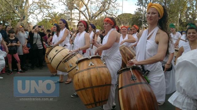 El 15° Contrafestejo pintó el antiguo Barrio del Tambor